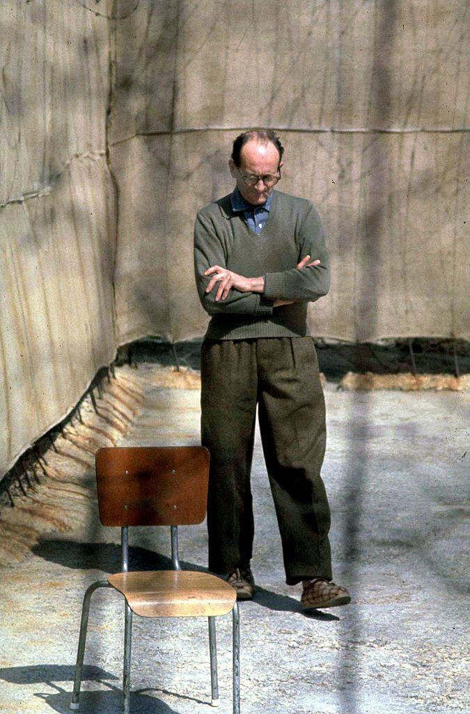 El criminal de guerra nazi Adolf Eichmann (1906 - 1962) pasea por el patio de la prisión de Ramle, en el centro de Israel, diez días antes del inicio de su juicio, el 1 de abril de 1961. (Foto de John Milli/GPO a través de Getty Images)