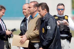 Mayo 13, 2008 - El Gobierno ordena la extradición repentina de de 14 ex jefes paramilitares a Estados Unidos. En la foto, Salvatore Mancuso conducido por agentes de la DEA.