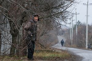 Un residente local, Vitaliy Kudla, de 90 años, se encuentra en una calle cerca de su casa cerca de la línea del frente en el pueblo de Zaitseve, en la región de Donetsk, Ucrania, el 17 de diciembre de 2021. Foto REUTERS/Gleb Garanich