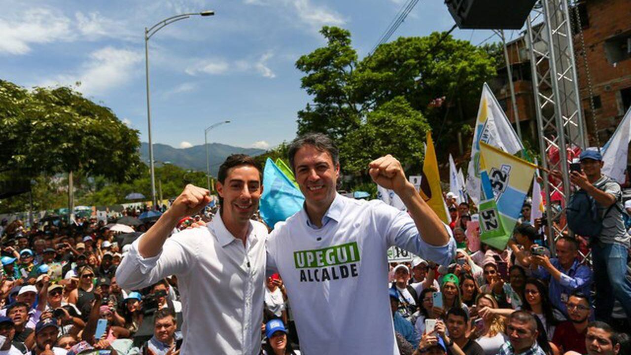 Juan Carlos Upegui en compañía de Daniel Quintero, el exalcalde que renunció a su cargo para ayudarle en la campaña al candidato.