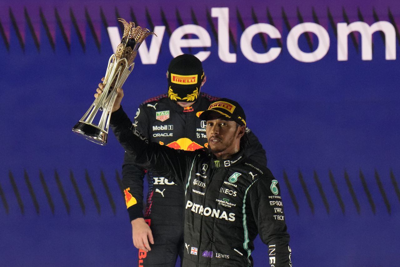 El piloto de Mercedes Lewis Hamilton, de Gran Bretaña, celebra tras ganar el Gran Premio de Fórmula 1 de Arabia Saudita
