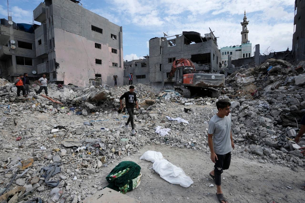 Las Fuerzas de Defensa de Israel (FDI) afirman haber encontrado una decena de armas ligeras y supuestas prendas pertenecientes a milicianos de Hamás, si bien las autoridades gazatíes insisten en que el hospital no ha sido usado con fines militares en ningún momento.