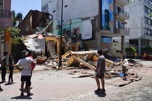 Los residentes miran un edificio que se derrumbó después de que un terremoto sacudiera Machala, Ecuador, el sábado 18 de marzo de 2023.