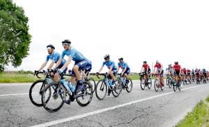 Pelotón en la etapa 2 del Giro de Italia