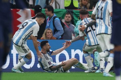 Soccer Football - FIFA World Cup Qatar 2022 - Final - Argentina v France - Lusail Stadium, Lusail, Qatar - December 18, 2022 Argentina's Lionel Messi celebrates scoring their first goal with teammates REUTERS/Lee Smith