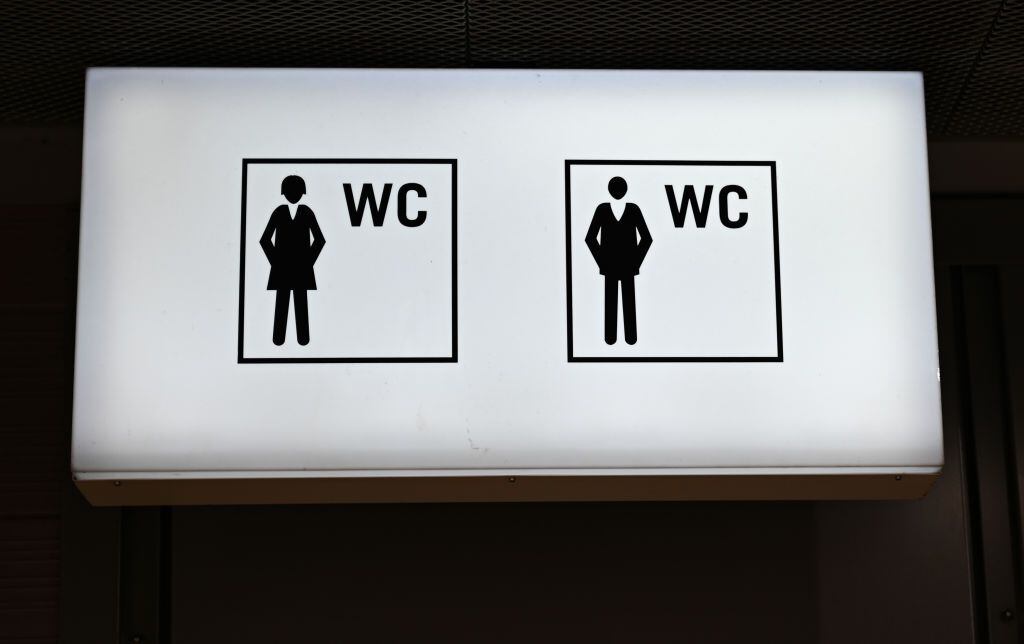 En el nivel B de Konstablerwache, de Frankfurt, se coloca un cartel luminoso con pictogramas, delante de un baño público para mujeres y hombres (Foto de Arne Dedert/picture Alliance vía Getty Images)