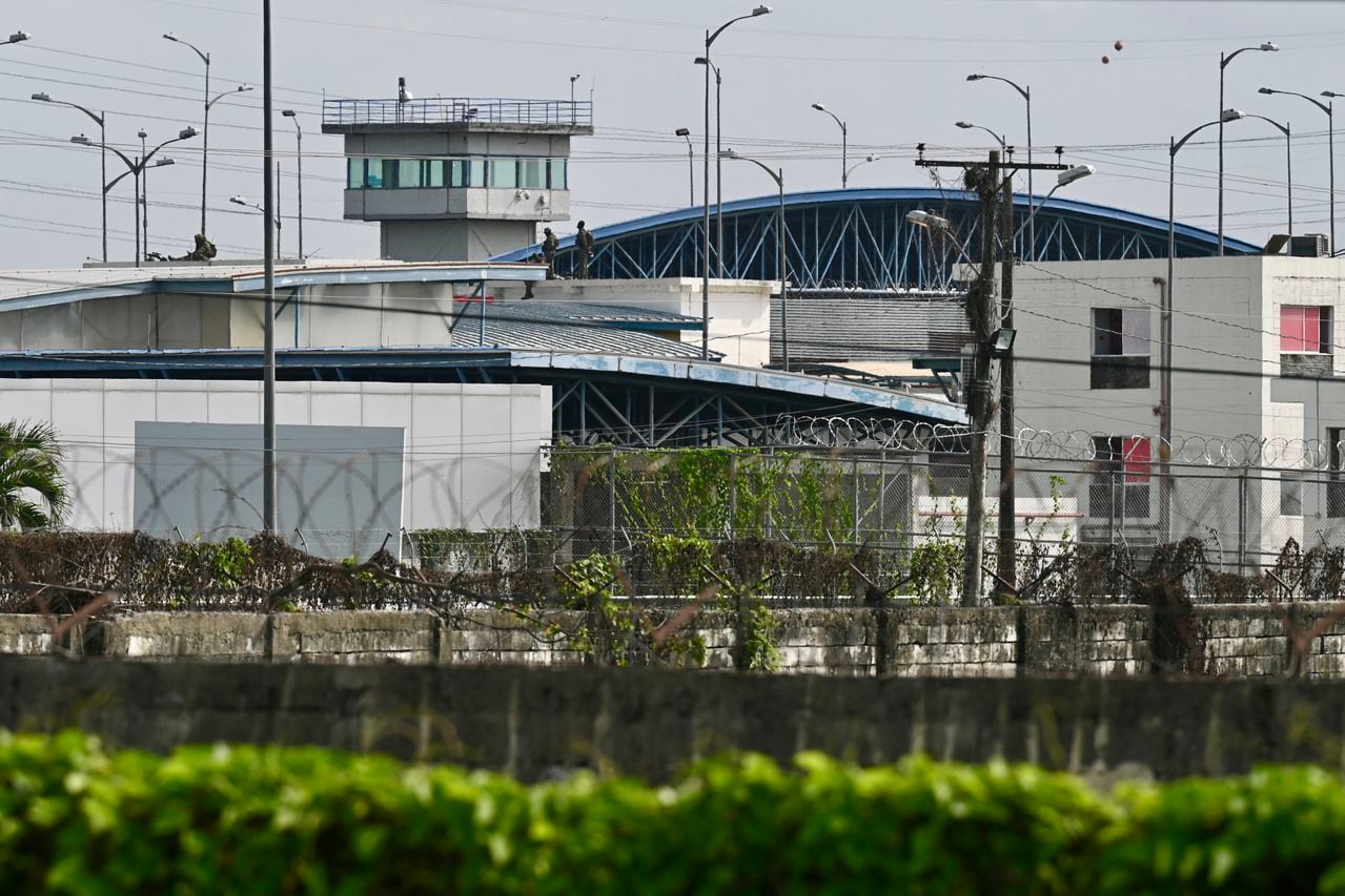 El ejército y la policía lanzaron una operación en un vasto complejo penitenciario en la ciudad portuaria de Guayaquil.