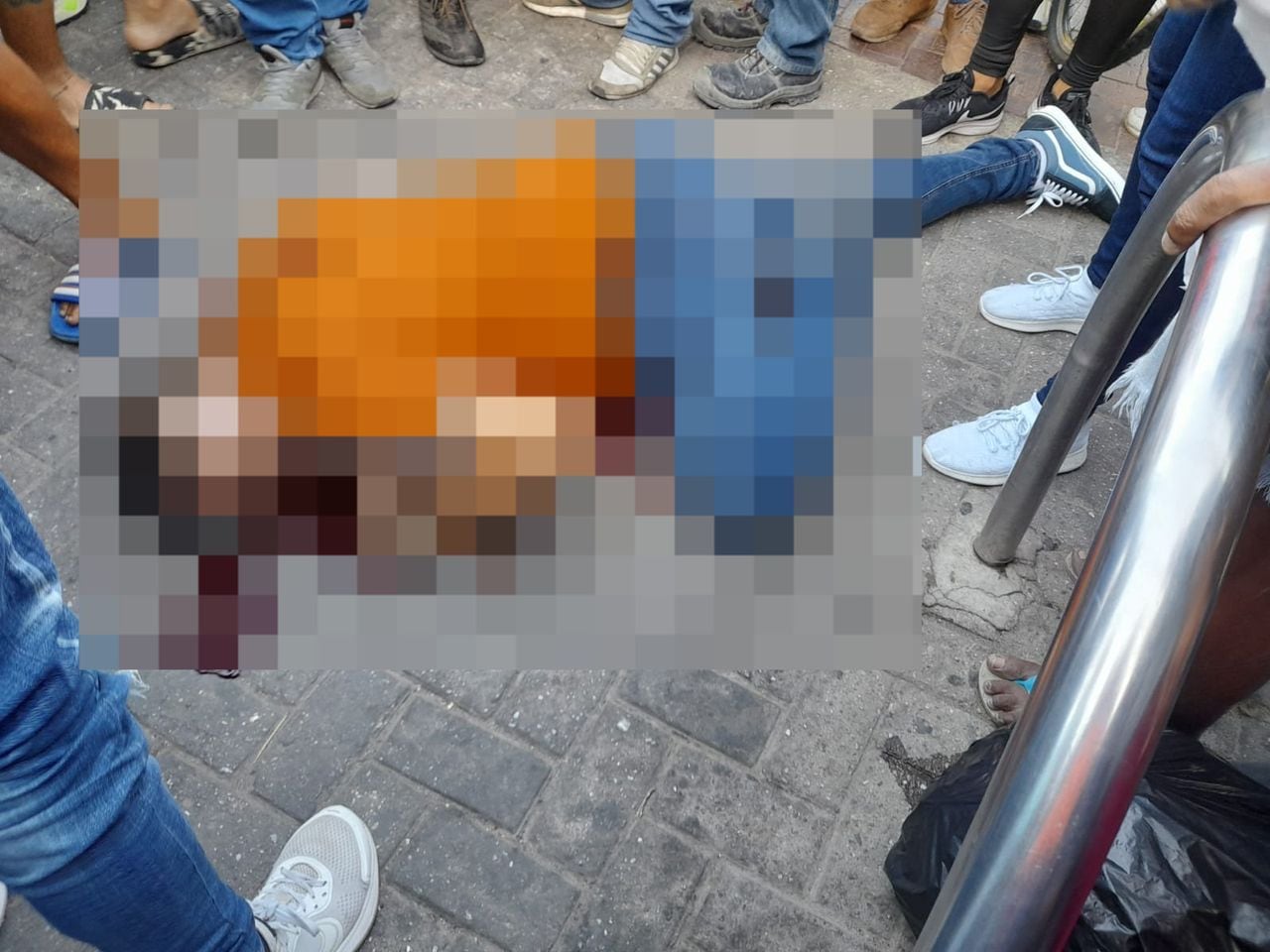 El cuerpo de la víctima quedó tendido en el piso en vía pública