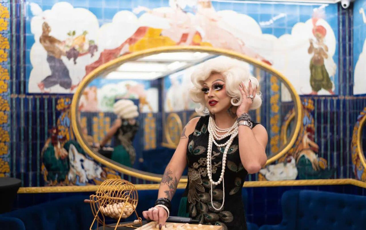 La drag queen se prepara para el relevo de la antorcha olímpica