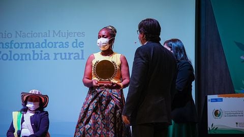 Durante la ceremonia del Premio Mujeres Transformadoras de la Colombia Rural se realizó un conversatorio entre las cuatro ganadoras sobre la tenencia de la tierra.