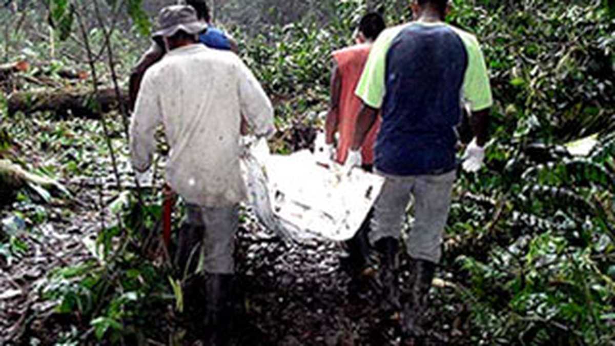 Un grupo de campesinos voluntarios durante la exhumación de los cuerpos que se hizo con la participación de Álvaro Leyva, la persona elegida por las Farc para poder entregar los cuerpos. 
