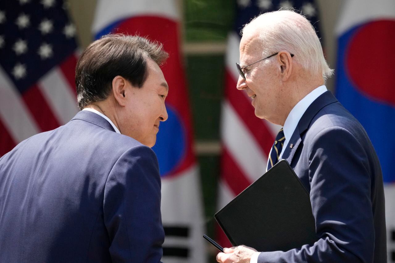 El presidente Joe Biden y el presidente de Corea del Sur, Yoon Suk Yeol, hablan después de una conferencia de prensa en el Rose Garden de la Casa Blanca