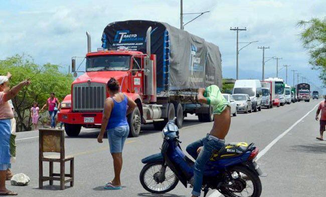 Habitantes de Pueblo Viejo y Tasajera, en Magdalena, salen a realizar peajes ilegales para exigir dinero a los conductores.