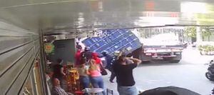 Se aprecia el momento en el que un motociclista estuvo a punto de ser aplastado por un contenedor.