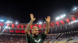Arturo Vidal saludando a la afición de Flamengo en el Maracaná