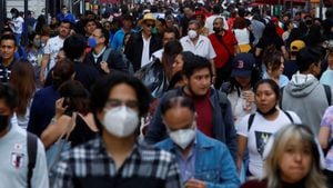 La gente camina en el centro de la Ciudad de México ya que, según un informe de las Naciones Unidas, se estima que la población mundial alcanzará los 8 mil millones para el 15 de noviembre de este año.