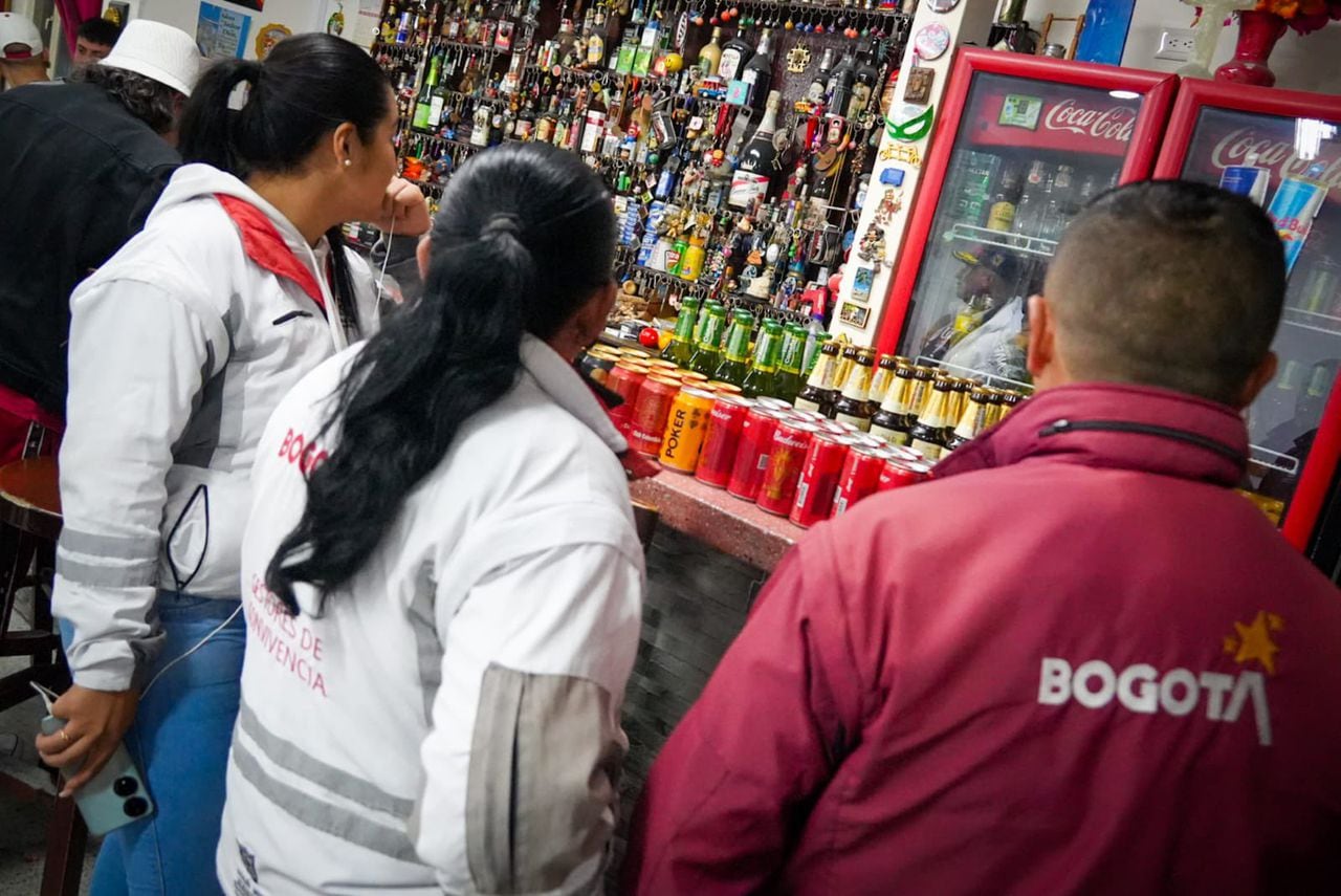 108 botellas y 56 latas de cervezas vencidas y listas para comercializar fueron destruidas por las autoridades en medio de un operativo en Ciudad Bolívar.