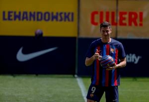 Lewandowski posa ante las cámaras con la indumentaria del Barcelona