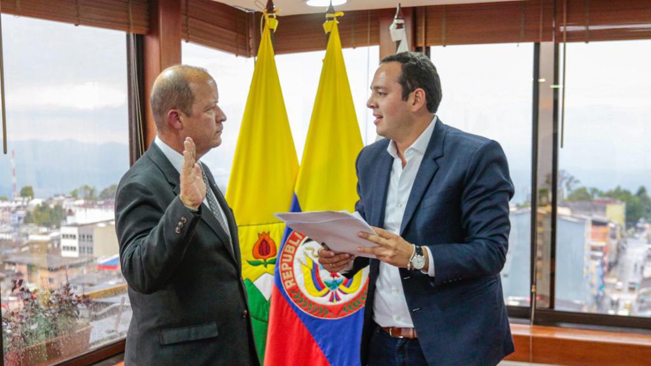 El nuevo secretario de Educación Guillermo Orlando Sierra, junto con el alcalde Carlos Mario Marín