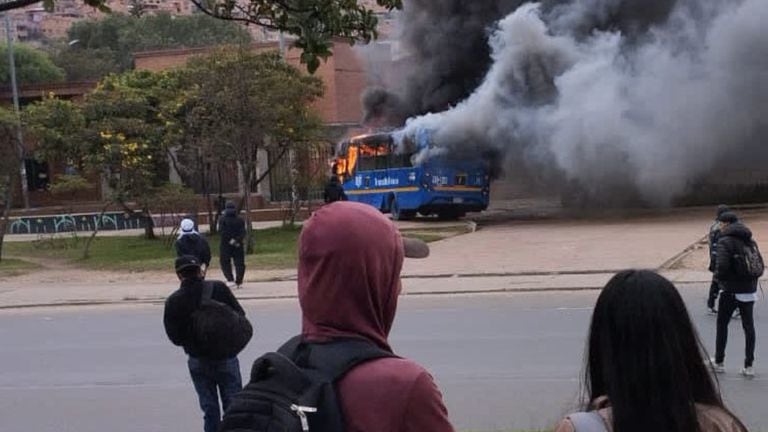 Así quedó el bus vandalizado en inmediaciones de la Universidad Distrital.