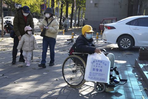 Un niño en silla de ruedas sostiene una bolsa del departamento de radiología de un hospital infantil en Beijing, el viernes 24 de noviembre de 2023. Las autoridades chinas dicen que no detectaron ninguna "enfermedad inusual o nueva" en el país, dijo el jueves la Organización Mundial de la Salud.
