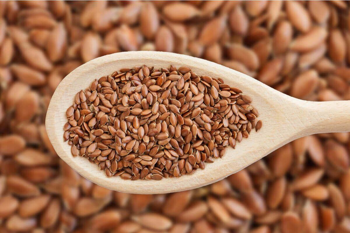 La semilla de lino puede mejorar los niveles de colesterol en la sangre.