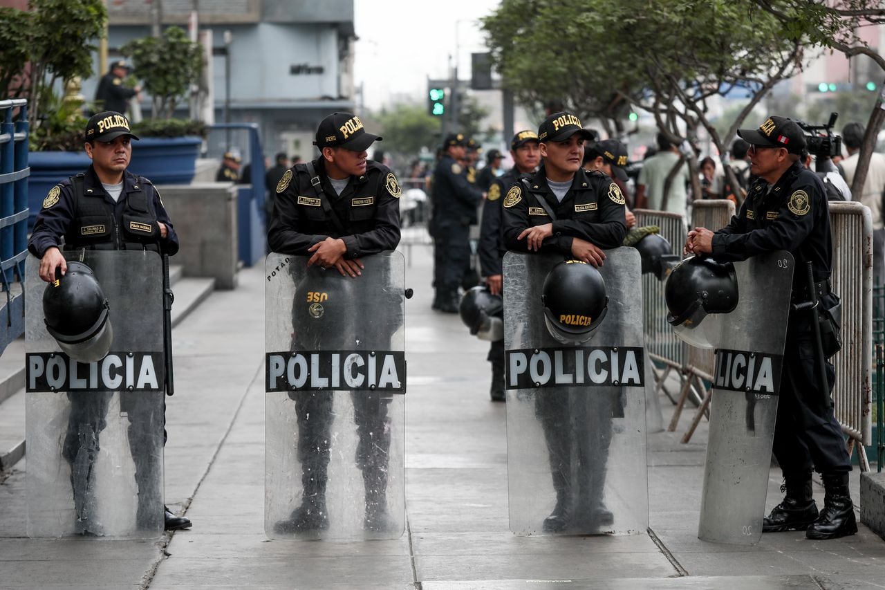 Los policías toman medidas de seguridad cuando la presidenta peruana Dina Boluarte llega para asistir a la Fiscalía peruana para ser interrogada sobre la muerte de manifestantes antigubernamentales desde diciembre de 2022