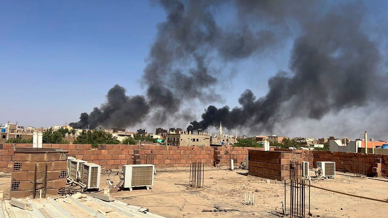 En esta foto proporcionada por Maheen S, el humo llena el cielo en Jartum, Sudán, cerca del Hospital Internacional de Doha el viernes 21 de abril de 2023.
