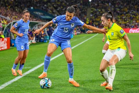 Kenza Dali de Francia y Luana de Brasil, a la derecha, compiten por el balón durante el partido de fútbol del Grupo F de la Copa Mundial Femenina entre Francia y Brasil en Brisbane, Australia, el sábado 29 de julio de 2023. (Foto AP/Tertius Pickard)