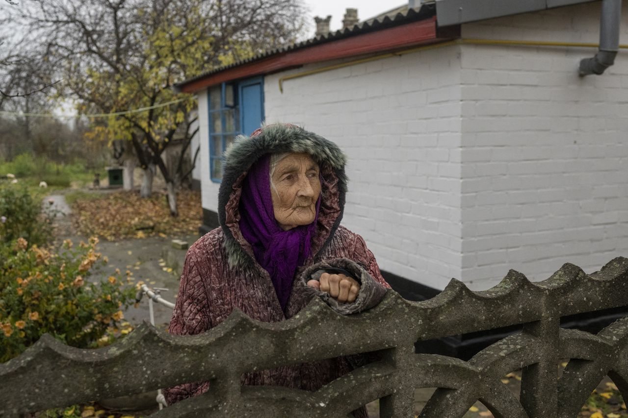 Una anciana ucraniana mira desde su jardín en el pueblo de Bilozerka, cerca de Jersón, en medio de la invasión rusa de Ucrania. (Foto de BULENT KILIC / AFP)