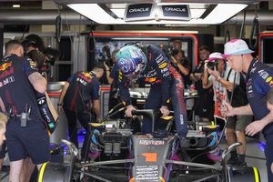 Max Verstappen bajándose de su monoplaza al interior del paddock de Red Bull
