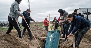 En ciudades como Bucha, los habitantes se han organizado para enterrar a sus muertos en improvisados sepulcros. 
