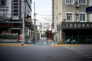 Una entrada está bloqueada por bicicletas de un servicio de bicicletas compartidas en un área sellada luego del brote de la enfermedad coronavirus (COVID-19), en Shanghái, China, el 11 de octubre de 2022.