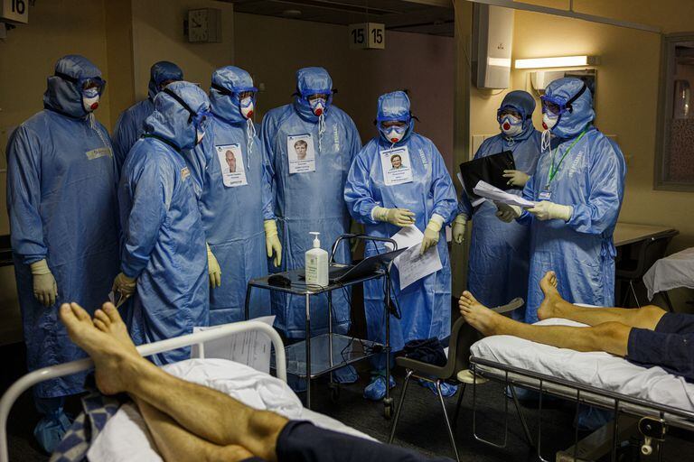 Los médicos que usan equipo de protección personal (EPP) trabajan en la unidad de cuidados intensivos para pacientes con coronavirus Covid-19 en el hospital de emergencia Sklifosovsky de Moscú en Moscú el 20 de octubre de 2021. - Rusia dijo que el 20 de octubre, 1.028 personas murieron de Covid por el Las últimas 24 horas, un nuevo récord, ya que el presidente Vladimir Putin reflexiona sobre la introducción de restricciones a nivel nacional para frenar la propagación de la enfermedad. (Foto de Dimitar DILKOFF / AFP)