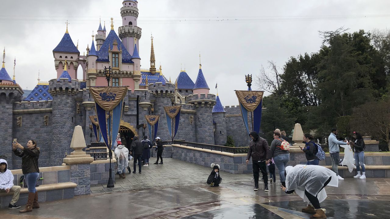Flexibilización de restricciones por coronavirus permitiría reapertura de Disneyland en California