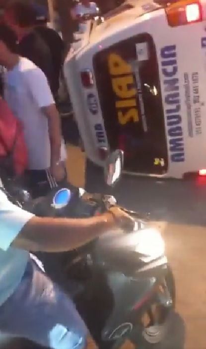 Increíble: una ambulancia se volcó en Cali luego de atropellar a un motociclista.