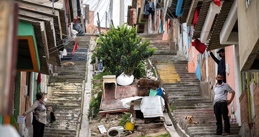  Los trapos rojos que se ven en los barrios del país desde el año pasado anticiparon un duro incremento de la pobreza y la indigencia en Colombia.