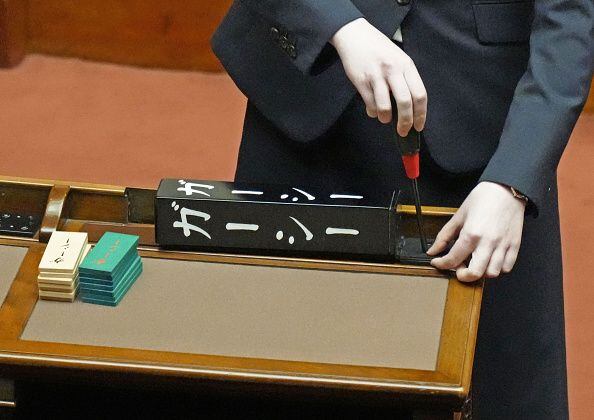 Un miembro del staff del Parlamento retiró la placa con el nombre de Yoshikazu Higashitani de la Cámara de Consejeros de Japón.