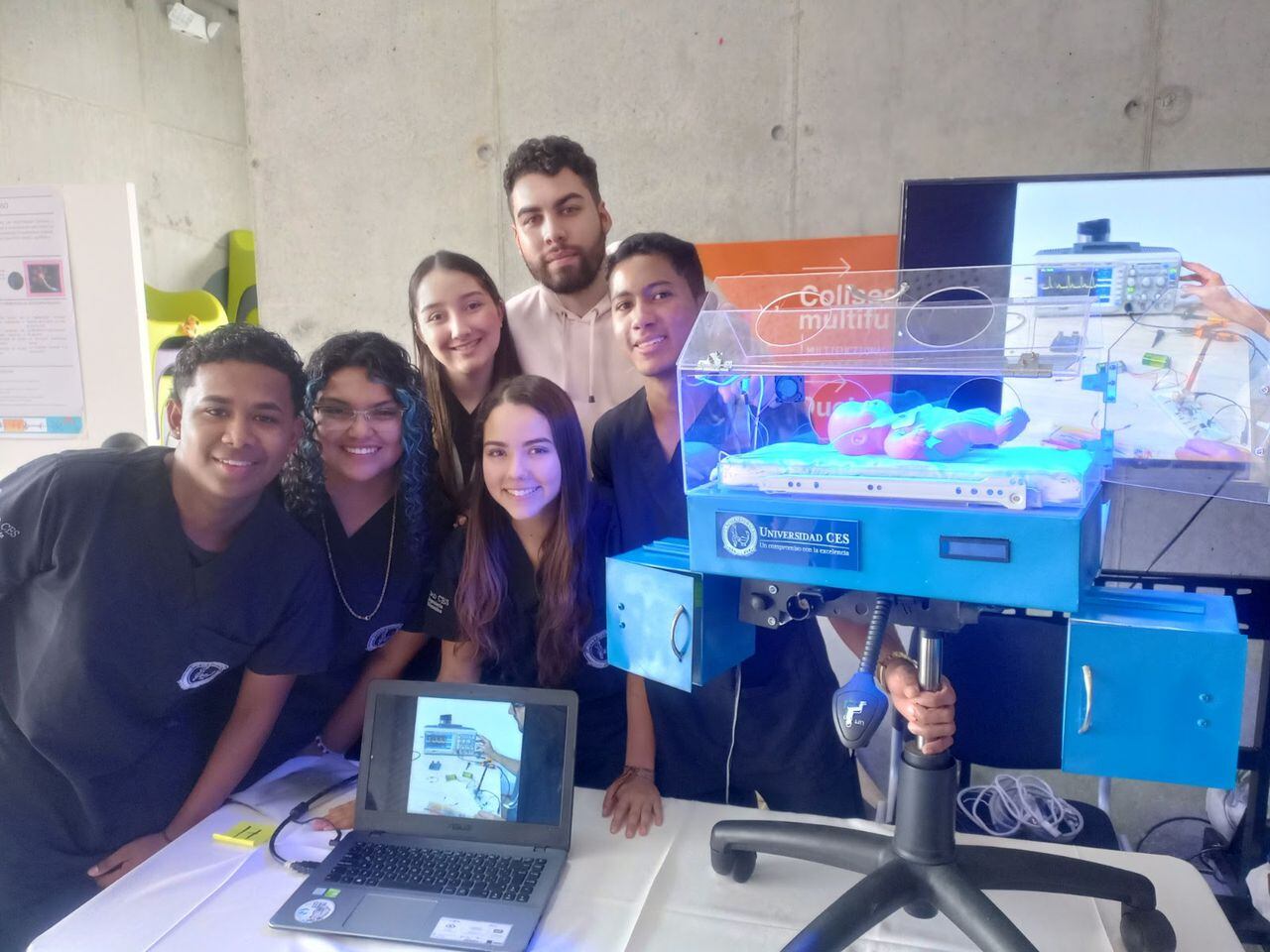 El grupo de estudiantes junto al prototipo de ecoincubadora.