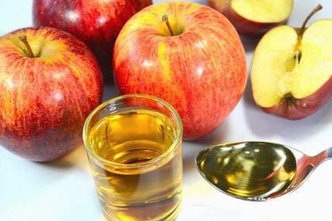 Los beneficios y los efectos adversos del vinagre de manzana.