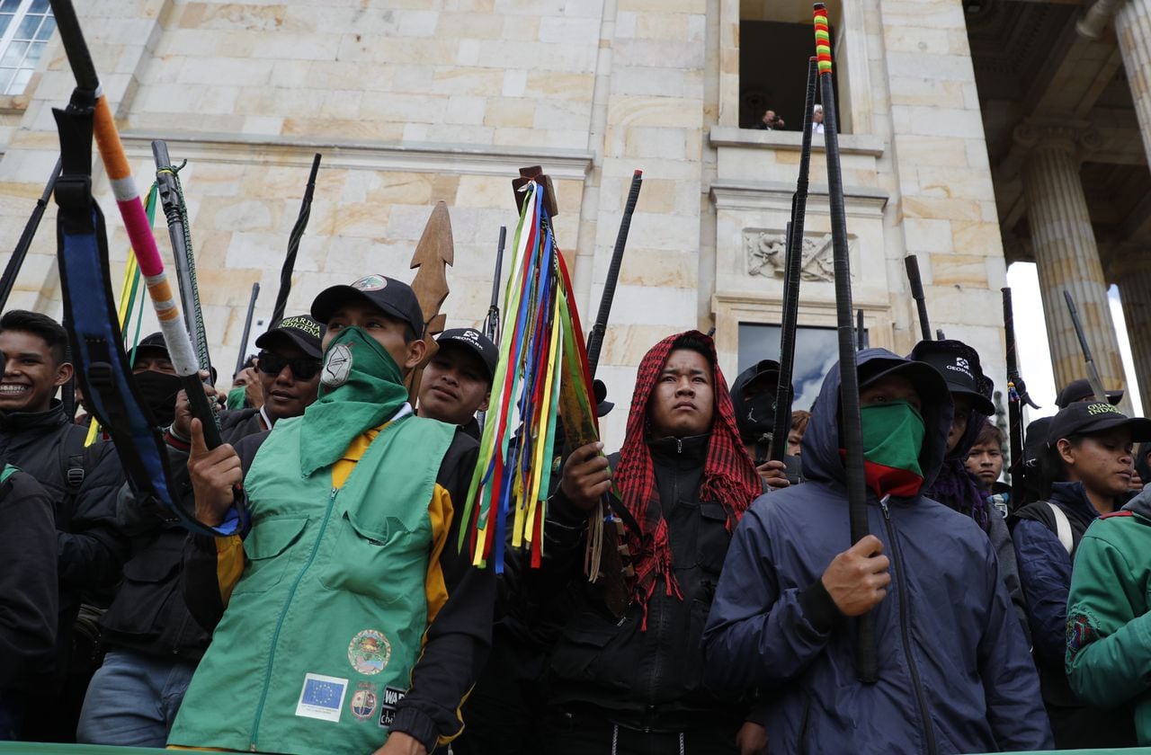 Indigenas del Cauca en las afueras del Congreso