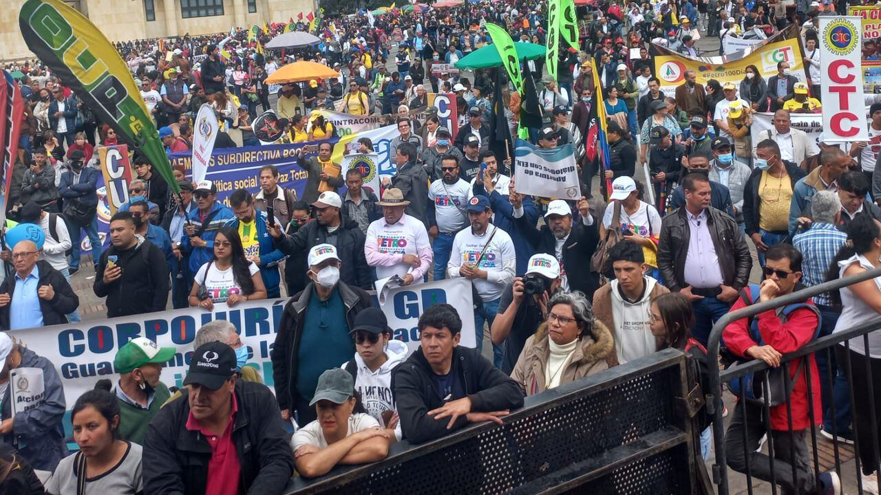 Las centrales obreras hicieron presencia en la concentración que se adelanta la Plaza de Bolívar en respaldo al presidente Gustavo Petro al cumplirse los primeros 100 días de Gobierno.