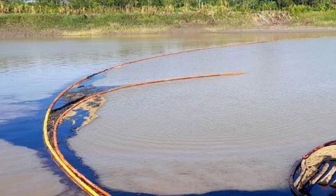 Así se contiene el derrame de petróleo en el río Cuninico