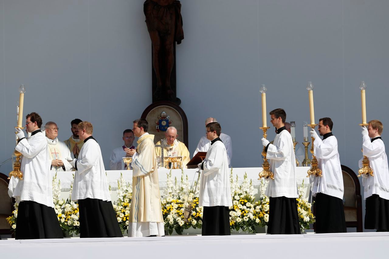 El Papa Francisco celebra una misa de clausura del Congreso Eucarístico Internacional, en la Plaza de los Héroes de Budapest, el domingo 12 de septiembre de 2021. (Foto AP / Laszlo Balogh)