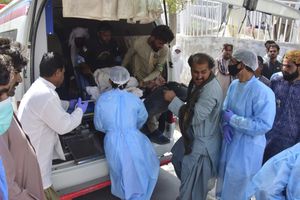Al menos 50 víctimas por una bomba que causa explosión por lo que deben ser llevados a un hospital, en Quetta, Pakistan, Friday, Sept. 29, 2023. (AP Photo/Arshad Butt)