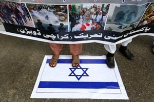 Partidarios del grupo religioso paquistaní Sunni Tehreek Pakistan se paran en la representación de una bandera israelí y sostienen una pancarta con imágenes del conflicto, durante una manifestación para condenar el uso de la fuerza por parte de Israel contra los palestinos, en Karachi, Pakistán, el miércoles 12 de mayo. 2021. Foto: AP / Fareed Khan.