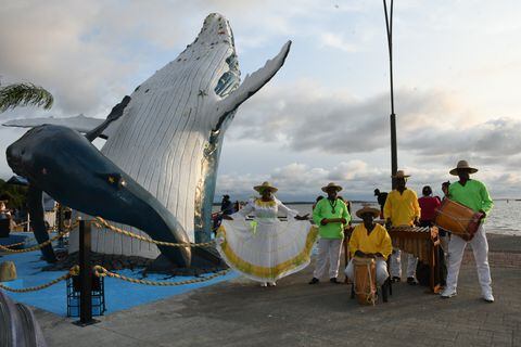 Un monumento de 9.8 metros de alto y 13 de largo, en forma de ballena, adorna el malecón de Buenaventura.