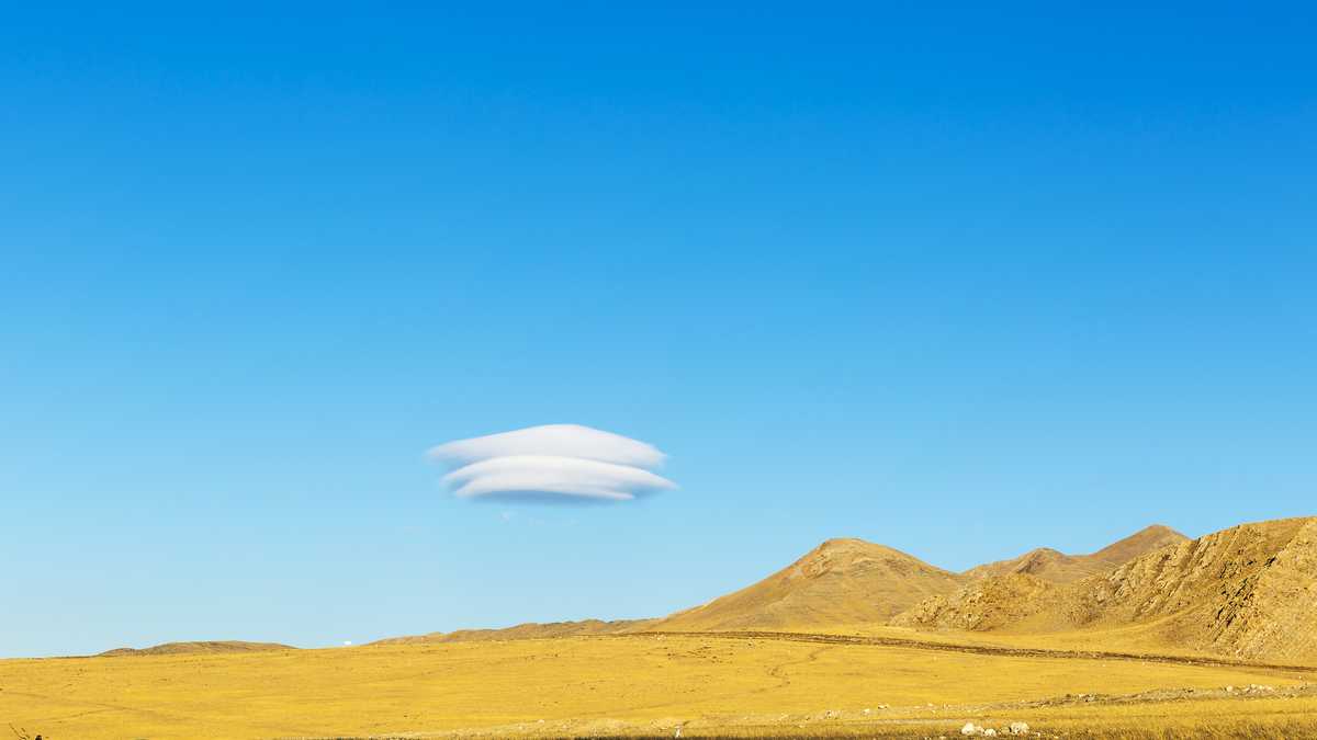 Nube lenticular sobre pastizales, en el lago Sailimu de Xinjiang (China) - Foto de referencia