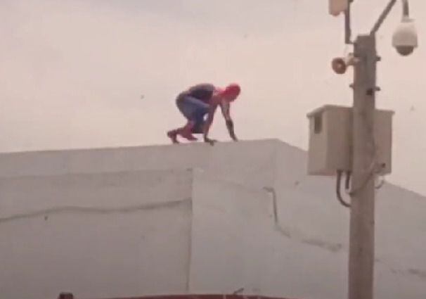El hombre araña subió a saltar a varios techos en el municipio de Sabanalarga