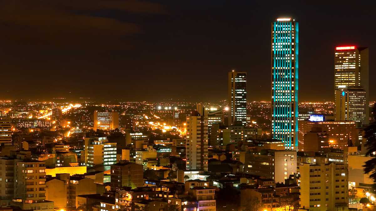 mirando al centro de bogotá, colombia y su torre colpatria (uno de los edificios más altos de américa latina) que está iluminado en diferentes colores, ver más colores en mi portafolio